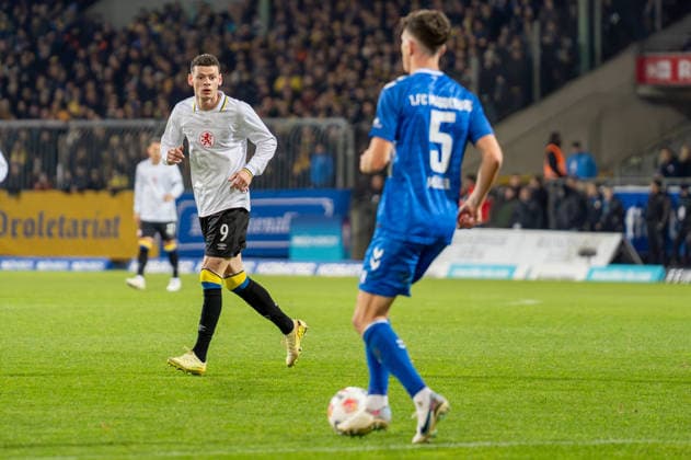 Deutschland, Fussball, 2. Bundesliga, Eintracht Braunschweig - 1. FC Magdeburg am 16.01. in Braunschweig (Eintracht-Stadion): Erencan Yardimci (Eintracht Braunschweig 9) Tobias Müller (1. FC Magdeburg 5)