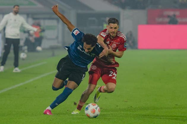 v. li. im Zweikampf Monju Momuluh (Bielefeld 14) Daniel Svensson (Dortmund 24) 16.01.2026 Fussball Fortuna Duesseldorf vs DSC Arminia Bielefeld, Merkur Spiel-Arena, Duesseldorf, DFB DFL REGULATIONS PROHIBIT ANY USE OF PHOTOGRAPHS AS IMAGE SEQUENCES AND OR QUASI-VIDE
