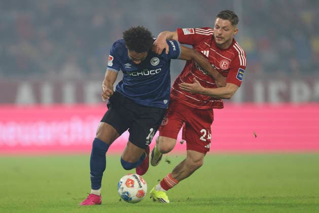 Monju Momuluh (Arminia Bielefeld) und Florent Muslija (Fortuna Düsseldorf) im Zweikampf waehrend des spiels der 2. Bundesliga zwischen Fortuna Düsseldorf und Arminia Bielefeld, Merkur Spiel-Arena am 16. January 2026 in Düsseldorf, Deutschland. (Foto von Oliver Kaelke DeFodi Images) +++ Monju Momuluh (Arminia Bielefeld) und Florent Muslija (Fortuna Düsseldorf) battle for the ball during the 2. Bundesliga match between Fortuna Düsseldorf and Arminia Bielefeld at Merkur Spiel-Arena on January 16, 2026 in Düsseldorf, Germany. (Photo by Oliver Kaelke DeFodi Images) (Photo by Oliver Kaelke DeFodi Images) -