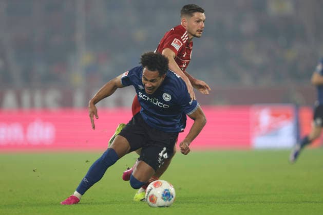 Monju Momuluh (Arminia Bielefeld) und Florent Muslija (Fortuna Düsseldorf) im Zweikampf waehrend des spiels der 2. Bundesliga zwischen Fortuna Düsseldorf und Arminia Bielefeld, Merkur Spiel-Arena am 16. January 2026 in Düsseldorf, Deutschland. (Foto von Oliver Kaelke DeFodi Images) +++ Monju Momuluh (Arminia Bielefeld) und Florent Muslija (Fortuna Düsseldorf) battle for the ball during the 2. Bundesliga match between Fortuna Düsseldorf and Arminia Bielefeld at Merkur Spiel-Arena on January 16, 2026 in Düsseldorf, Germany. (Photo by Oliver Kaelke DeFodi Images) (Photo by Oliver Kaelke DeFodi Images) -