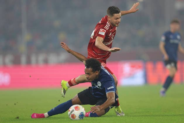 Monju Momuluh (Arminia Bielefeld) und Florent Muslija (Fortuna Düsseldorf) im Zweikampf waehrend des spiels der 2. Bundesliga zwischen Fortuna Düsseldorf und Arminia Bielefeld, Merkur Spiel-Arena am 16. January 2026 in Düsseldorf, Deutschland. (Foto von Oliver Kaelke DeFodi Images) +++ Monju Momuluh (Arminia Bielefeld) und Florent Muslija (Fortuna Düsseldorf) battle for the ball during the 2. Bundesliga match between Fortuna Düsseldorf and Arminia Bielefeld at Merkur Spiel-Arena on January 16, 2026 in Düsseldorf, Germany. (Photo by Oliver Kaelke DeFodi Images) (Photo by Oliver Kaelke DeFodi Images) -