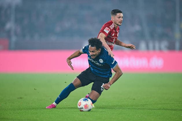 16.01.2026, Fussball, 2. Bundesliga, 18. Spieltag Saison 2025 2026, Fortuna Düsseldorf - DSC Arminia Bielefeld, Monju Momuluh (DSC Arminia Bielefeld), Florent Muslija (Fortuna Düsseldorf) xRHR-FOTO TKx