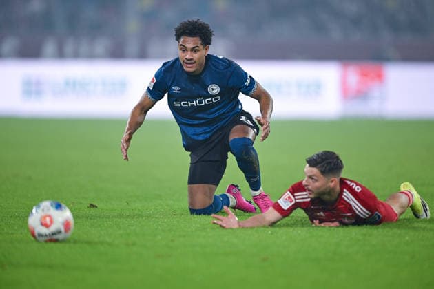 16.01.2026, Fussball, 2. Bundesliga, 18. Spieltag Saison 2025 2026, Fortuna Düsseldorf - DSC Arminia Bielefeld, Monju Momuluh (DSC Arminia Bielefeld), Florent Muslija (Fortuna Düsseldorf) xRHR-FOTO TKx