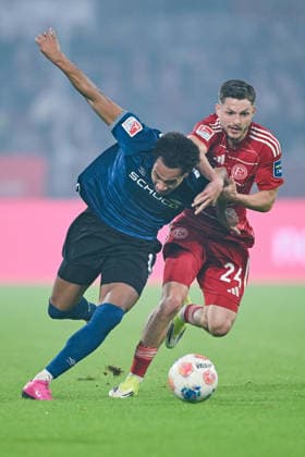 16.01.2026, Fussball, 2. Bundesliga, 18. Spieltag Saison 2025 2026, Fortuna Düsseldorf - DSC Arminia Bielefeld, Monju Momuluh (DSC Arminia Bielefeld), Florent Muslija (Fortuna Düsseldorf) xRHR-FOTO TKx
