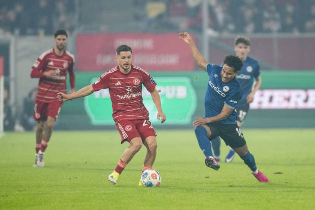 2. Fussball Bundesliga; Fortuna Düsseldorf 1895 - DSC Arminia Bielefeld; 16.01.2026 Zweikampf Florent Muslija (Fortuna Düsseldorf, 24), Monju Thaddäus Momuluh (DSC Arminia Bielefeld, 14) 2. Fussball Bundesliga, Fortuna Düsseldorf 1895 - DSC Arminia Bielefeld, Düsseldorf, Merkur Spiel-Arena am 16.01.2026 DFL REGULATIONS PROHIBIT ANY USE OF PHOTOGRAPHS AS IMAGE SEQUENCES AND OR QUASI-VIDEO.