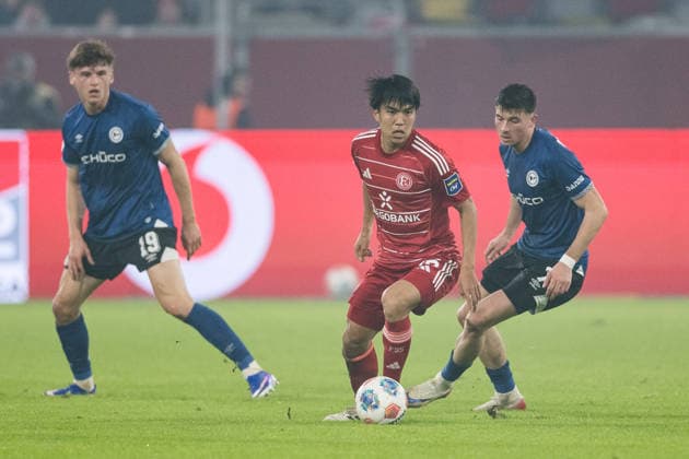 2. Fussball Bundesliga; Fortuna Düsseldorf 1895 - DSC Arminia Bielefeld; 16.01.2026 Zweikampf Satoshi Tanaka (Fortuna Düsseldorf, 16), Semir Telalovic (DSC Arminia Bielefeld, 7) 2. Fussball Bundesliga, Fortuna Düsseldorf 1895 - DSC Arminia Bielefeld, Düsseldorf, Merkur Spiel-Arena am 16.01.2026 DFL REGULATIONS PROHIBIT ANY USE OF PHOTOGRAPHS AS IMAGE SEQUENCES AND OR QUASI-VIDEO.