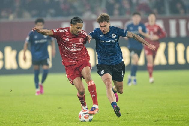 2. Fussball Bundesliga; Fortuna Düsseldorf 1895 - DSC Arminia Bielefeld; 16.01.2026 Zweikampf Kenneth Schmidt (Fortuna Düsseldorf, 4), Joel Grodowski (DSC Arminia Bielefeld, 11) 2. Fussball Bundesliga, Fortuna Düsseldorf 1895 - DSC Arminia Bielefeld, Düsseldorf, Merkur Spiel-Arena am 16.01.2026 DFL REGULATIONS PROHIBIT ANY USE OF PHOTOGRAPHS AS IMAGE SEQUENCES AND OR QUASI-VIDEO.