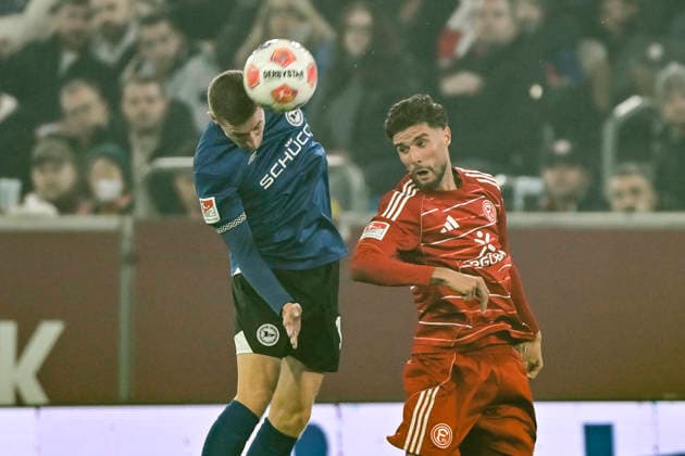 Kopfball Kopfballduell Arne Sicker (Bielefeld 17) Felix Nmecha (Dortmund 8) 16.01.2026 Fussball Fortuna Duesseldorf vs DSC Arminia Bielefeld, Merkur Spiel-Arena, Duesseldorf, DFB DFL REGULATIONS PROHIBIT ANY USE OF PHOTOGRAPHS AS IMAGE SEQUENCES AND OR QUASI-VIDE
