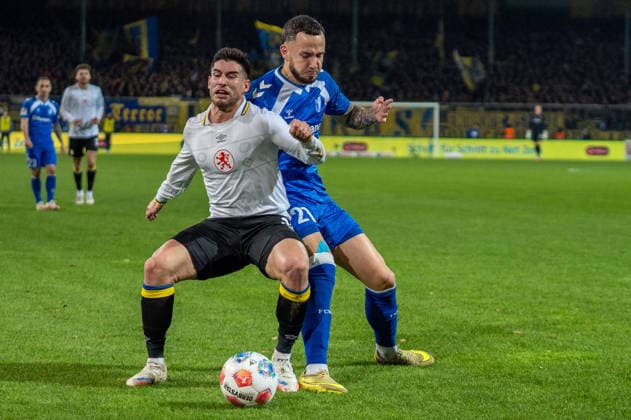 Deutschland, Fussball, 2. Bundesliga, Eintracht Braunschweig - 1. FC Magdeburg am 16.01. in Braunschweig (Eintracht-Stadion): Robin Heußer (Eintracht Braunschweig 30) Falko Michel (1. FC Magdeburg 21)