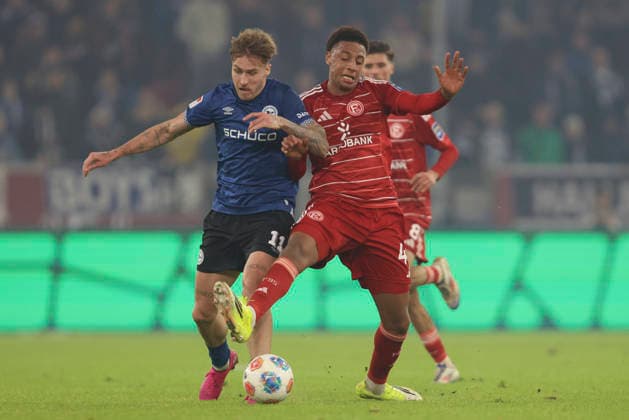 Joel Grodowski (Arminia Bielefeld) und Sima Suso (Fortuna Düsseldorf) im Zweikampf waehrend des spiels der 2. Bundesliga zwischen Fortuna Düsseldorf und Arminia Bielefeld, Merkur Spiel-Arena am 16. January 2026 in Düsseldorf, Deutschland. (Foto von Oliver Kaelke DeFodi Images) +++ Joel Grodowski (Arminia Bielefeld) und Sima Suso (Fortuna Düsseldorf) battle for the ball during the 2. Bundesliga match between Fortuna Düsseldorf and Arminia Bielefeld at Merkur Spiel-Arena on January 16, 2026 in Düsseldorf, Germany. (Photo by Oliver Kaelke DeFodi Images) (Photo by Oliver Kaelke DeFodi Images) -