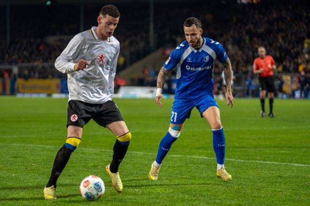 Deutschland, Fussball, 2. Bundesliga, Eintracht Braunschweig - 1. FC Magdeburg am 16.01. in Braunschweig (Eintracht-Stadion): Erencan Yardimci (Eintracht Braunschweig 9) Falko Michel (1. FC Magdeburg 21)