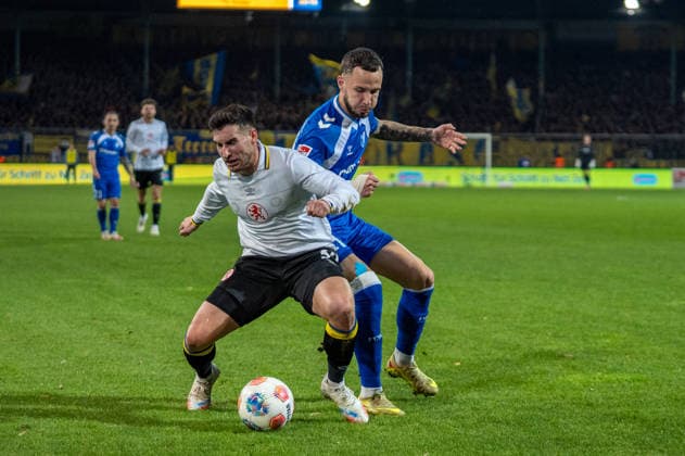 Deutschland, Fussball, 2. Bundesliga, Eintracht Braunschweig - 1. FC Magdeburg am 16.01. in Braunschweig (Eintracht-Stadion): Robin Heußer (Eintracht Braunschweig 30) Falko Michel (1. FC Magdeburg 21)