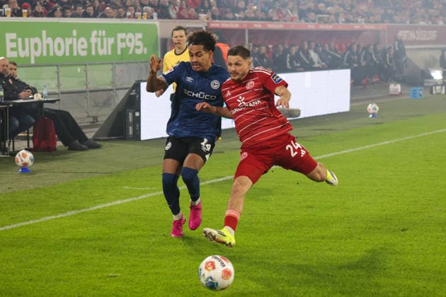 16.01.2026, xgrfx, Fussball 2.Bundesliga, Fortuna Duesseldorf - Arminia Bielefeld v.l. Monju Momuluh (Arminia Bielefeld), Florent Muslija (Fortuna Düsseldorf) (DFL DFB REGULATIONS PROHIBIT ANY USE OF PHOTOGRAPHS as IMAGE SEQUENCES and or QUASI-VIDEO) Duesseldorf