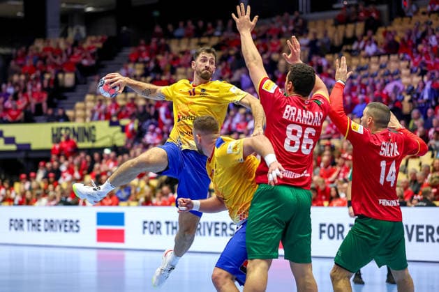 16.01.2026, Handball, Men s EHF EURO 2026, Portugal - Rumänien, Jyske Bank Boxen in Herning, Dänemark, Preliminary Round: Dan-Emil Racotea (Romania 17) gegen Ricardo Caldeira Brandao (Portugal 86) Rui Sousa Martins Silva (Portugal 14) Dänemark