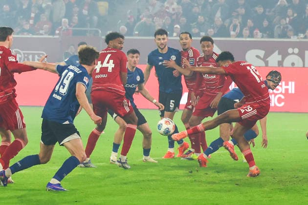 GER, 2. FBL. Fortuna Duesseldorf vs. Arminia Bielefeld 16.01.2026, Merkur Spiel-Arena, Duesseldorf, GER, 2. FBL. Fortuna Duesseldorf vs. Arminia Bielefeld , im Bild: Emmanuel Iyoha (Fortuna Duesseldorf 19), rettet den Ball im Strafraum