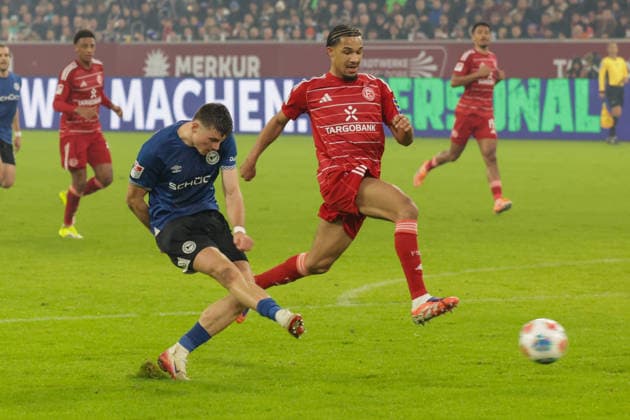16.01.2026, xgrfx, Fussball 2.Bundesliga, Fortuna Duesseldorf - Arminia Bielefeld v.l. Semir Telalovic (Arminia Bielefeld), Tan-Kenneth Schmidt (Fortuna Düsseldorf) (DFL DFB REGULATIONS PROHIBIT ANY USE OF PHOTOGRAPHS as IMAGE SEQUENCES and or QUASI-VIDEO) Duesseldorf