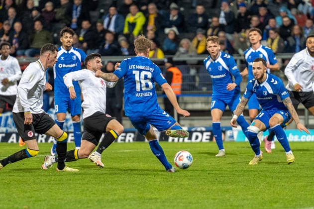 Deutschland, Fussball, 2. Bundesliga, Eintracht Braunschweig - 1. FC Magdeburg am 16.01. in Braunschweig (Eintracht-Stadion): Marcus Mathisen (1. FC Magdeburg 16) Robin Heußer (Eintracht Braunschweig 30) Erencan Yardimci (Eintracht Braunschweig 9)