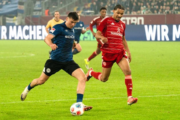 Deutschland: 2. Bundesliga 2025 26 Fortuna Düsseldorf vs. Arminia Bielefeld 18. Spieltag 16.01.2026 Merkur Spiel-Arena (Nordrhein-Westfalen) Semir Telalovic (Arminia Bielefeld, 7) Kenneth Schmidt (Fortuna Düsseldorf, 4)