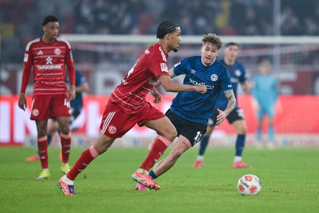 16.01.2026, Fussball, 2. Bundesliga, 18. Spieltag Saison 2025 2026, Fortuna Düsseldorf - DSC Arminia Bielefeld, Kenneth Schmidt (Fortuna Düsseldorf), Joel Grodowski (DSC Arminia Bielefeld) xRHR-FOTO TKx