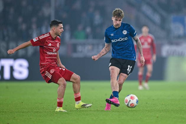 16.01.2026, Fussball, 2. Bundesliga, 18. Spieltag Saison 2025 2026, Fortuna Düsseldorf - DSC Arminia Bielefeld, Florent Muslija (Fortuna Düsseldorf), Joel Grodowski (DSC Arminia Bielefeld) xRHR-FOTO TKx