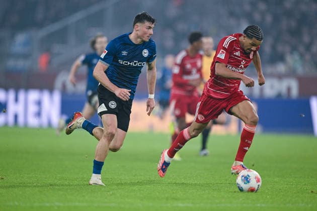 16.01.2026, Fussball, 2. Bundesliga, 18. Spieltag Saison 2025 2026, Fortuna Düsseldorf - DSC Arminia Bielefeld, Semir Telalovic (DSC Arminia Bielefeld), Kenneth Schmidt (Fortuna Düsseldorf) xRHR-FOTO TKx