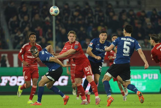 Joel Felix (Arminia Bielefeld) und Christian Rasmussen (Fortuna Düsseldorf) im Zweikampf waehrend des spiels der 2. Bundesliga zwischen Fortuna Düsseldorf und Arminia Bielefeld, Merkur Spiel-Arena am 16. January 2026 in Düsseldorf, Deutschland. (Foto von Oliver Kaelke DeFodi Images) +++ Joel Felix (Arminia Bielefeld) und Christian Rasmussen (Fortuna Düsseldorf) battle for the ball during the 2. Bundesliga match between Fortuna Düsseldorf and Arminia Bielefeld at Merkur Spiel-Arena on January 16, 2026 in Düsseldorf, Germany. (Photo by Oliver Kaelke DeFodi Images) (Photo by Oliver Kaelke DeFodi Images) -