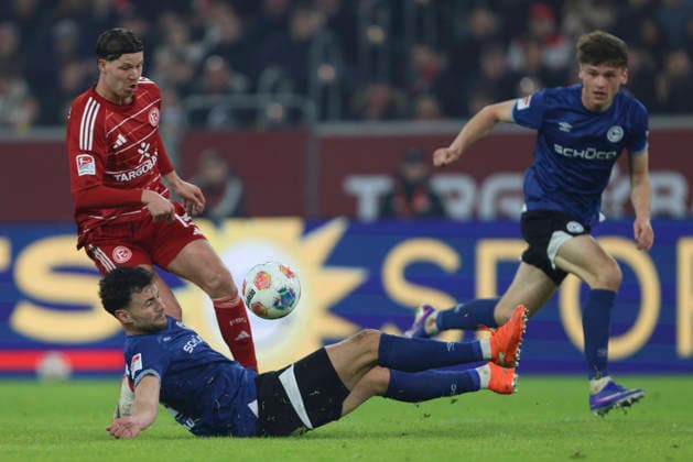 Cedric Itten (Fortuna Düsseldorf) und Maximilian Bauer (Arminia Bielefeld) im Zweikampf waehrend des spiels der 2. Bundesliga zwischen Fortuna Düsseldorf und Arminia Bielefeld, Merkur Spiel-Arena am 16. January 2026 in Düsseldorf, Deutschland. (Foto von Oliver Kaelke DeFodi Images) +++ Cedric Itten (Fortuna Düsseldorf) und Maximilian Bauer (Arminia Bielefeld) battle for the ball during the 2. Bundesliga match between Fortuna Düsseldorf and Arminia Bielefeld at Merkur Spiel-Arena on January 16, 2026 in Düsseldorf, Germany. (Photo by Oliver Kaelke DeFodi Images) (Photo by Oliver Kaelke DeFodi Images) -