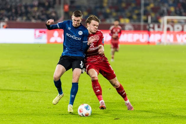 2. Fussball Bundesliga; Fortuna Düsseldorf 1895 - DSC Arminia Bielefeld; 16.01.2026 Zweikampf Arne Sicker (DSC Arminia Bielefeld, 17), Chrstian Rasmussen (Fortuna Düsseldorf, 10) 2. Fussball Bundesliga, Fortuna Düsseldorf 1895 - DSC Arminia Bielefeld, Düsseldorf, Merkur Spiel-Arena am 16.01.2026 DFL REGULATIONS PROHIBIT ANY USE OF PHOTOGRAPHS AS IMAGE SEQUENCES AND OR QUASI-VIDEO.