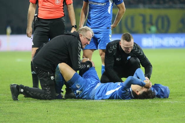 16.01.2026 Fußball Herren 2025 2026 2. Bundesliga 18. Spieltag Eintracht Braunschweig - 1. FC Magdeburg Eintracht-Stadion Braunschweig Laurin Ulrich (Magdeburg, 8, blau) muss behandelt werden. Braunschweig Niedersachsen Deutschland