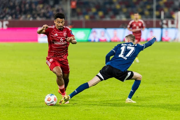 2. Fussball Bundesliga; Fortuna Düsseldorf 1895 - DSC Arminia Bielefeld; 16.01.2026 Zweikampf Emmanuel Iyoha (Fortuna Düsseldorf, 19), Arne Sicker (DSC Arminia Bielefeld, 17) 2. Fussball Bundesliga, Fortuna Düsseldorf 1895 - DSC Arminia Bielefeld, Düsseldorf, Merkur Spiel-Arena am 16.01.2026 DFL REGULATIONS PROHIBIT ANY USE OF PHOTOGRAPHS AS IMAGE SEQUENCES AND OR QUASI-VIDEO.