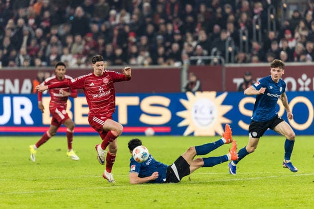 2. Fussball Bundesliga; Fortuna Düsseldorf 1895 - DSC Arminia Bielefeld; 16.01.2026 Zweikampf Cedric Itten (Fortuna Düsseldorf, 13), Maximilian Bauer (DSC Arminia Bielefeld, 5) 2. Fussball Bundesliga, Fortuna Düsseldorf 1895 - DSC Arminia Bielefeld, Düsseldorf, Merkur Spiel-Arena am 16.01.2026 DFL REGULATIONS PROHIBIT ANY USE OF PHOTOGRAPHS AS IMAGE SEQUENCES AND OR QUASI-VIDEO.