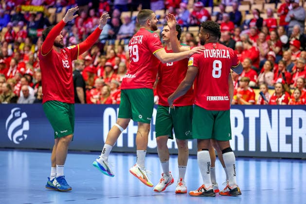16.01.2026, Handball, Men s EHF EURO 2026, Portugal - Rumänien, Jyske Bank Boxen in Herning, Dänemark, Preliminary Round: Abschlussjubel Portugal nach dem Sieg gegen Rumänien. Luis Diogo Sousa Frade (Portugal 82) Martim Mota Costa (Portugal 79) Rocha Nogueira (Portugal 13) Victor Manuel Iturriza Alvarez (Portugal 08) Dänemark