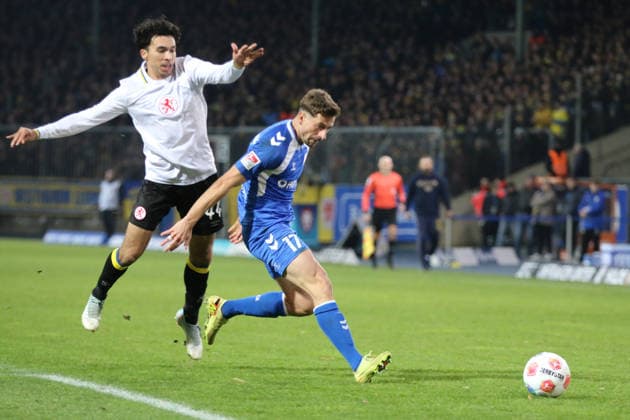 16.01.2026 Fußball Herren 2025 2026 2. Bundesliga 18. Spieltag Eintracht Braunschweig - 1. FC Magdeburg Eintracht-Stadion Braunschweig Alexander Nollenberger (Magdeburg, 17, blau) im Duell mit Johan Gomez (Braunschweig, 44, weiß). Braunschweig Niedersachsen Deutschland