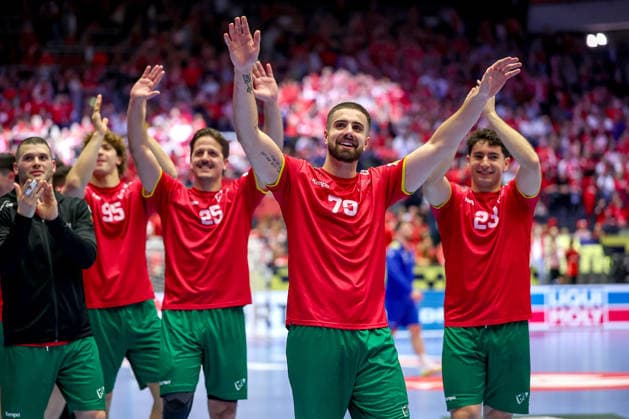 16.01.2026, Handball, Men s EHF EURO 2026, Portugal - Rumänien, Jyske Bank Boxen in Herning, Dänemark, Preliminary Round: Abschlussjubel Portugal nach dem Sieg gegen Rumänien. Antonio Antunes Baeta Rodrigues Areia (Portugal 25) Martim Mota Costa (Portugal 79) Diogo Ferraz Branquinho (Portugal 23) Dänemark