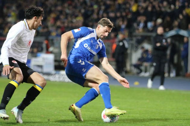 16.01.2026 Fußball Herren 2025 2026 2. Bundesliga 18. Spieltag Eintracht Braunschweig - 1. FC Magdeburg Eintracht-Stadion Braunschweig Alexander Nollenberger (Magdeburg, 17, blau) im Duell mit Johan Gomez (Braunschweig, 44, weiß). Braunschweig Niedersachsen Deutschland
