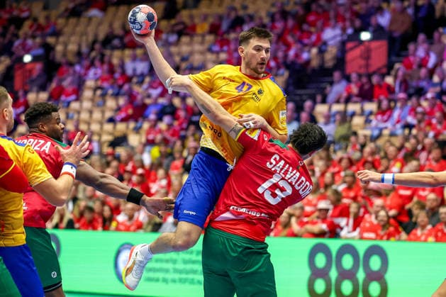 16.01.2026, Handball, Men s EHF EURO 2026, Portugal - Rumänien, Jyske Bank Boxen in Herning, Dänemark, Preliminary Round: Iosif Andrei Buzle (Romania 47) im Zweikampf gegen Rocha Nogueira (Portugal 13) Dänemark