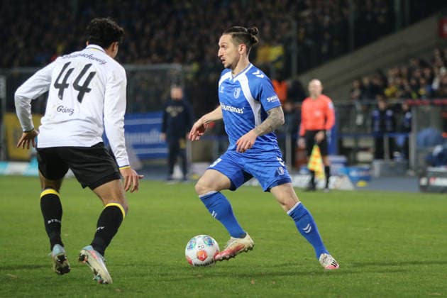 16.01.2026 Fußball Herren 2025 2026 2. Bundesliga 18. Spieltag Eintracht Braunschweig - 1. FC Magdeburg Eintracht-Stadion Braunschweig Baris Atik (Magdeburg, 23, blau) im Duell mit Johan Gomez (Braunschweig, 44, weiß). Braunschweig Niedersachsen Deutschland