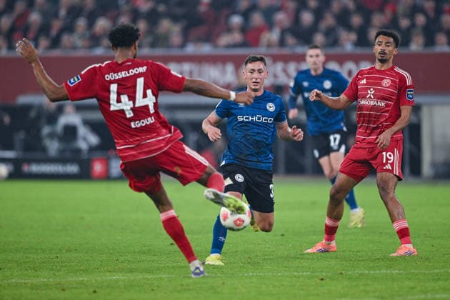 16.01.2026, Fussball, 2. Bundesliga, 18. Spieltag Saison 2025 2026, Fortuna Düsseldorf - DSC Arminia Bielefeld, Elias Egouli (Fortuna Düsseldorf), Marius Wörl (DSC Arminia Bielefeld), Emmanuel Iyoha (Fortuna Düsseldorf) xRHR-FOTO TKx