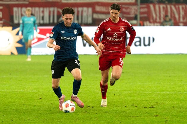Deutschland: 2. Bundesliga 2025 26 Fortuna Düsseldorf vs. Arminia Bielefeld 18. Spieltag 16.01.2026 Merkur Spiel-Arena (Nordrhein-Westfalen) Felix Hagmann (Arminia Bielefeld, 2) Cedric Itten (Fortuna Düsseldorf, 13)