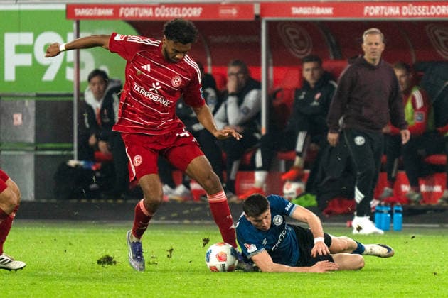 Deutschland: 2. Bundesliga 2025 26 Fortuna Düsseldorf vs. Arminia Bielefeld 18. Spieltag 16.01.2026 Merkur Spiel-Arena (Nordrhein-Westfalen) Semir Telalovic (Arminia Bielefeld, 7) Elias Egouli (Fortuna Düsseldorf, 44)