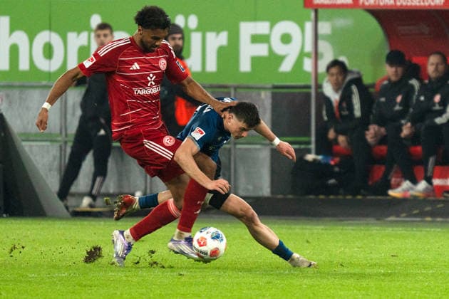 Deutschland: 2. Bundesliga 2025 26 Fortuna Düsseldorf vs. Arminia Bielefeld 18. Spieltag 16.01.2026 Merkur Spiel-Arena (Nordrhein-Westfalen) Semir Telalovic (Arminia Bielefeld, 7) Elias Egouli (Fortuna Düsseldorf, 44)
