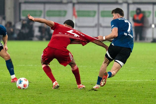 Deutschland: 2. Bundesliga 2025 26 Fortuna Düsseldorf vs. Arminia Bielefeld 18. Spieltag 16.01.2026 Merkur Spiel-Arena (Nordrhein-Westfalen) Kenneth Schmidt (Fortuna Düsseldorf, 4) Semir Telalovic (Arminia Bielefeld, 7)