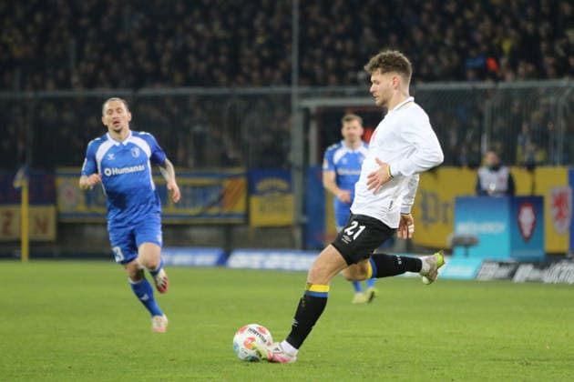 16.01.2026 Fußball Herren 2025 2026 2. Bundesliga 18. Spieltag Eintracht Braunschweig - 1. FC Magdeburg Eintracht-Stadion Braunschweig Kevin Ehlers (Braunschweig, 21, weiß) spielt einen Pass. Braunschweig Niedersachsen Deutschland