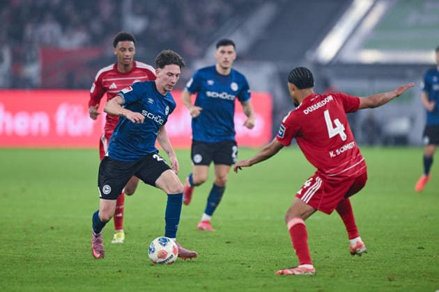 16.01.2026, Fussball, 2. Bundesliga, 18. Spieltag Saison 2025 2026, Fortuna Düsseldorf - DSC Arminia Bielefeld, Jannik Rochelt (DSC Arminia Bielefeld), Kenneth Schmidt (Fortuna Düsseldorf) xRHR-FOTO TKx
