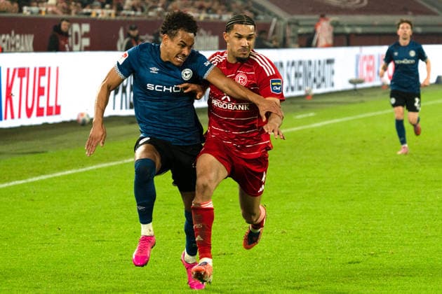Deutschland: 2. Bundesliga 2025 26 Fortuna Düsseldorf vs. Arminia Bielefeld 18. Spieltag 16.01.2026 Merkur Spiel-Arena (Nordrhein-Westfalen) Monju Momuluh (Arminia Bielefeld, 14) Kenneth Schmidt (Fortuna Düsseldorf, 4)