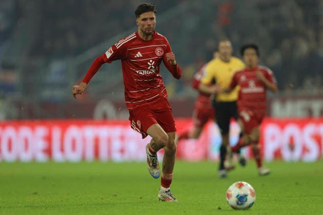 Anouar El Azzouzi (Fortuna Düsseldorf) in Aktion, am Ball, Einzelaktion waehrend des spiels der 2. Bundesliga zwischen Fortuna Düsseldorf und Arminia Bielefeld, Merkur Spiel-Arena am 16. January 2026 in Düsseldorf, Deutschland. (Foto von Oliver Kaelke DeFodi Images) +++ Anouar El Azzouzi (Fortuna Düsseldorf) controls the ball during the 2. Bundesliga match between Fortuna Düsseldorf and Arminia Bielefeld at Merkur Spiel-Arena on January 16, 2026 in Düsseldorf, Germany. (Photo by Oliver Kaelke DeFodi Images) (Photo by Oliver Kaelke DeFodi Images) -