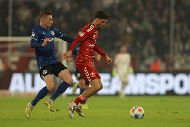 Arne Sicker (Arminia Bielefeld) und Anouar El Azzouzi (Fortuna Düsseldorf) im Zweikampf waehrend des spiels der 2. Bundesliga zwischen Fortuna Düsseldorf und Arminia Bielefeld, Merkur Spiel-Arena am 16. January 2026 in Düsseldorf, Deutschland. (Foto von Oliver Kaelke DeFodi Images) +++ Arne Sicker (Arminia Bielefeld) und Anouar El Azzouzi (Fortuna Düsseldorf) battle for the ball during the 2. Bundesliga match between Fortuna Düsseldorf and Arminia Bielefeld at Merkur Spiel-Arena on January 16, 2026 in Düsseldorf, Germany. (Photo by Oliver Kaelke DeFodi Images) (Photo by Oliver Kaelke DeFodi Images) -