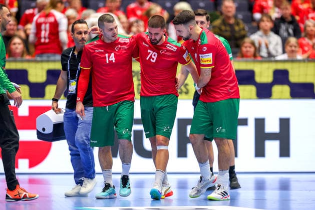 16.01.2026, Handball, Men s EHF EURO 2026, Portugal - Rumänien, Jyske Bank Boxen in Herning, Dänemark, Preliminary Round: Martim Mota Costa (Portugal 79) wird von Rui Sousa Martins Silva (Portugal 14) und Miguel Jose Soares Neves (Portugal 20) verletzt Schmerzen vom Spielfeld begleitet Dänemark *** 16 01 2026, Handball, Men s EHF EURO 2026, Portugal Romania, Jyske Bank Boxing in Herning, Denmark, Preliminary Round Martim Mota Costa Portugal 79 is accompanied by Rui Sousa Martins Silva Portugal 14 and Miguel Jose Soares Neves Portugal 20 injured pain from the pitch Denmark