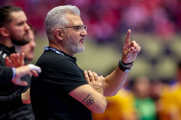 16.01.2026, Handball, Men s EHF EURO 2026, Portugal - Rumänien, Jyske Bank Boxen in Herning, Dänemark, Preliminary Round: Headcoach George Ionut Buricea (Romania hc) gestikulierend am Spielfeldrand Dänemark