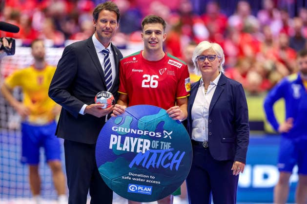 16.01.2026, Handball, Men s EHF EURO 2026, Portugal - Rumänien, Jyske Bank Boxen in Herning, Dänemark, Preliminary Round: Player of the Match Ehrung Auszeichnung POM Francisco Mota Costa (Portugal 26) Dänemark